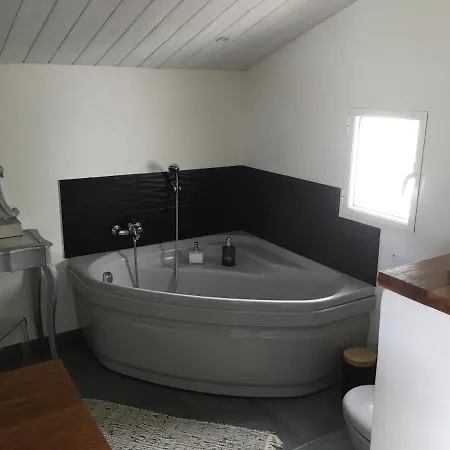 D Hotes Les Trois Chateaux Piscine Interieure Chauffee *