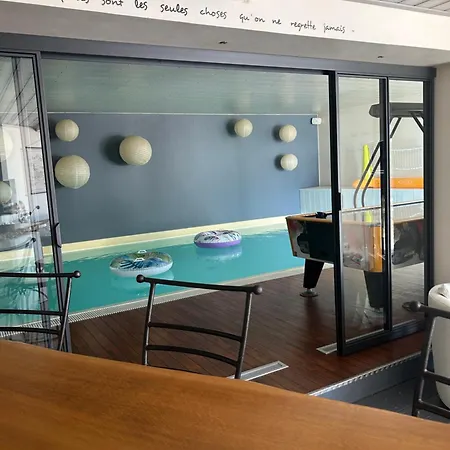 D Hotes Les Trois Chateaux Piscine Interieure Chauffee